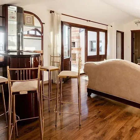 Ueskuedar مطلة على البحر في اسكودار Villa