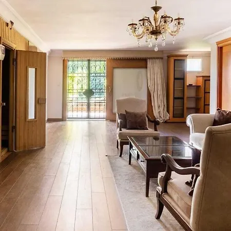 Villa Ueskuedar مطلة على البحر في اسكودار *