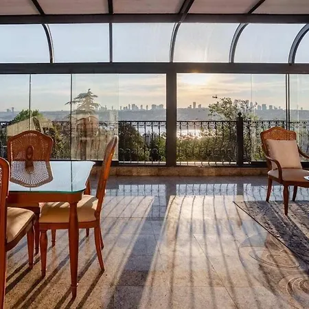 Villa Ueskuedar مطلة على البحر في اسكودار