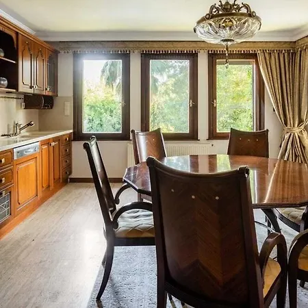 Villa Ueskuedar مطلة على البحر في اسكودار