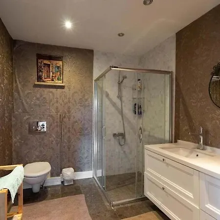 Ueskuedar مطلة على البحر في اسكودار Villa *