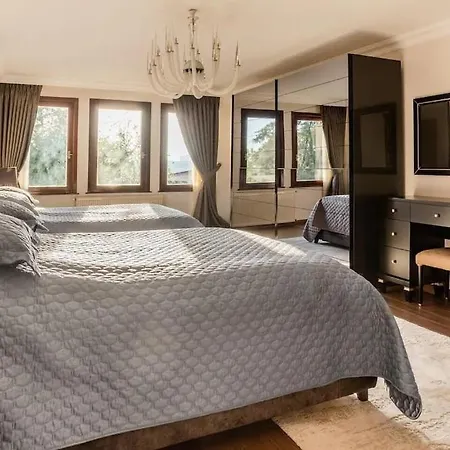 Villa Ueskuedar مطلة على البحر في اسكودار *