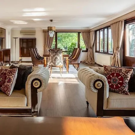Villa Ueskuedar مطلة على البحر في اسكودار İstanbul